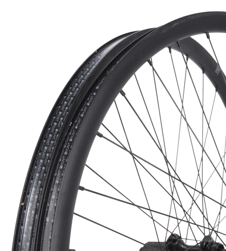 HUNT 4 Season SuperDura Disc Alloy Road Wheelset Tubeless CL Shimano 11 Sp 700c